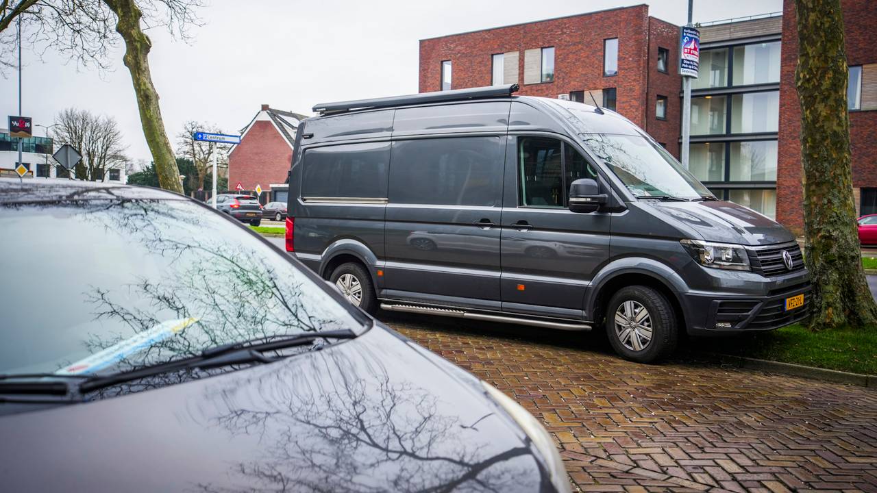 Op straat staan politieauto's en busjes van de forensische opsporing. Ook een schouwarts is aanwezig (foto: SQ Vision).