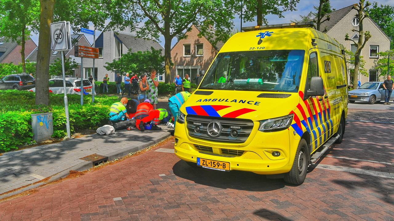 Ambulancepersoneel verzorgt de scooterrijder (foto: Rico Vogels/SQ Vision Mediaprodukties).