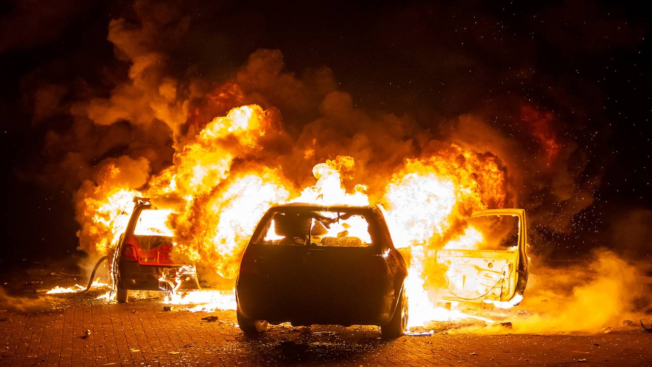 Op de beruchte kruising in Veen gingen zeker zes autowrakken donderdagavond en -nacht in vlammen op(foto: SQ Vision).