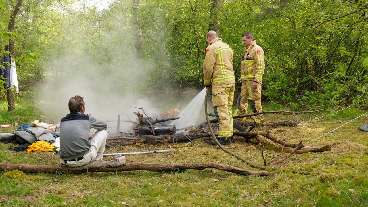 Er bleek sprake van een uit de hand gelopen kampvuur aan de Straakvense Heideweg in Helmond (foto: Harrie Grijseels/SQ Vision).