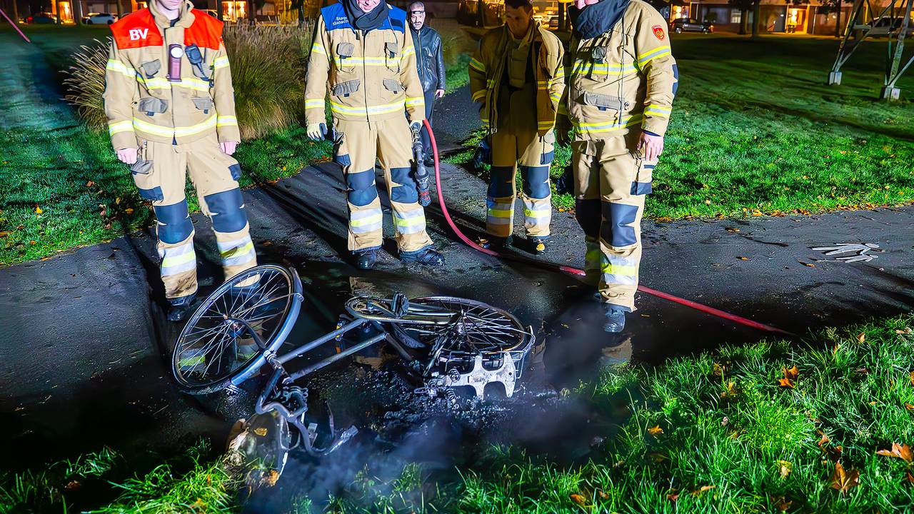Van de fiets in Oss bleef weinig over (foto: Gabor Heeres/SQ Vision).