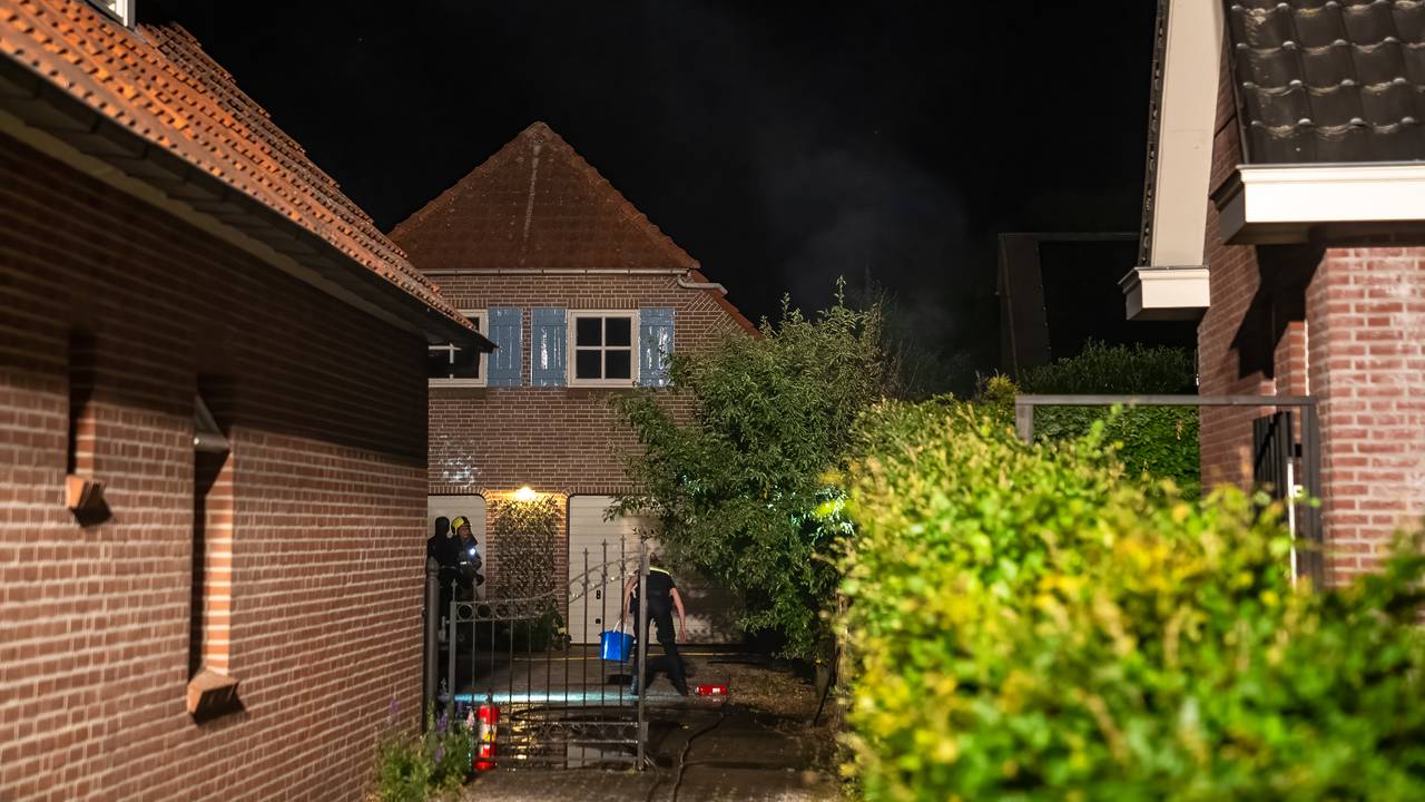 De brandweer kon voorkomen dat het vuur aan de Achterstraat in Vlijmen zou overslaan naar een schuur (foto: Iwan van Dun/SQ Vision).