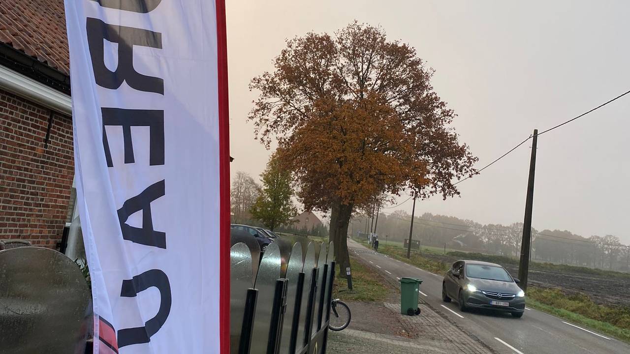 Het enige stembureau in Castelre (foto: Mark Versteden).