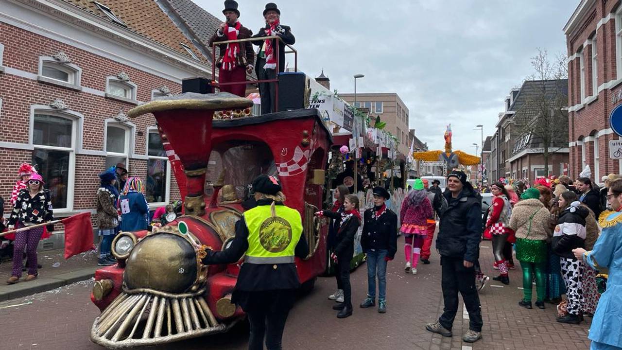 De optocht is begonnen (foto: Rene van Hoof).