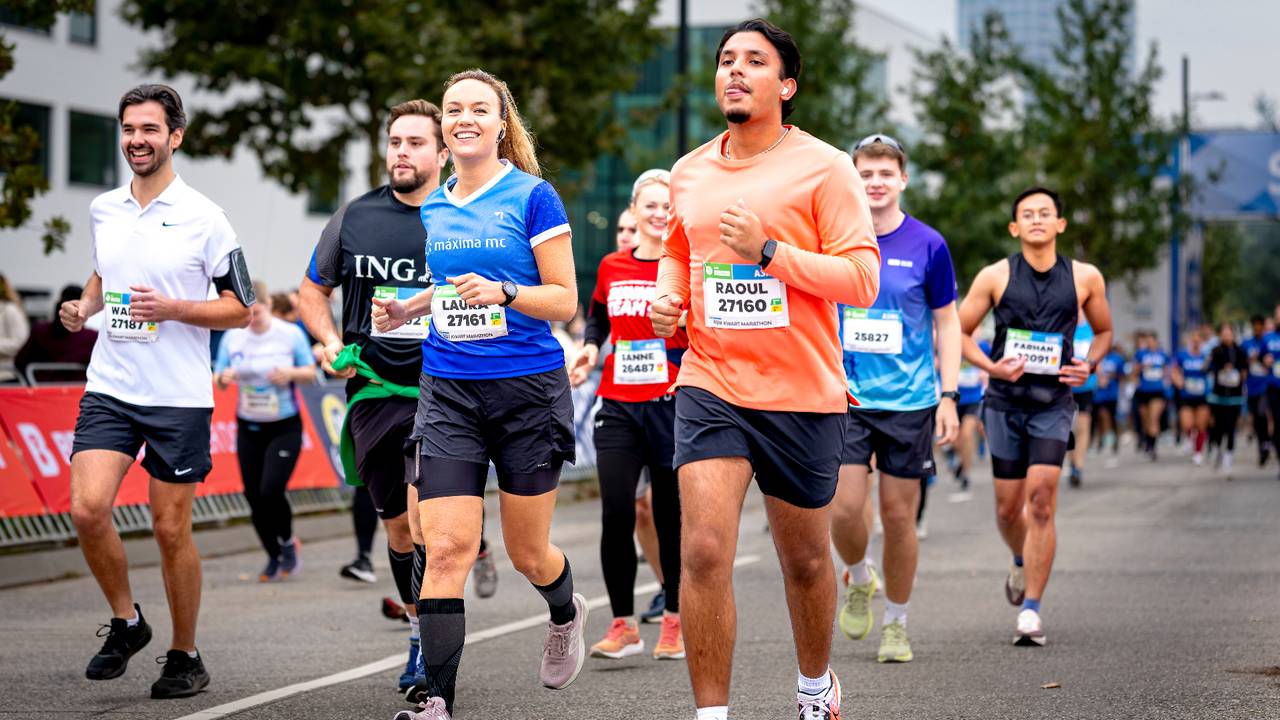 Deelnemers aan de kwart marathon in Eindhoven (foto: Marcel van Dorst, Eye4images).