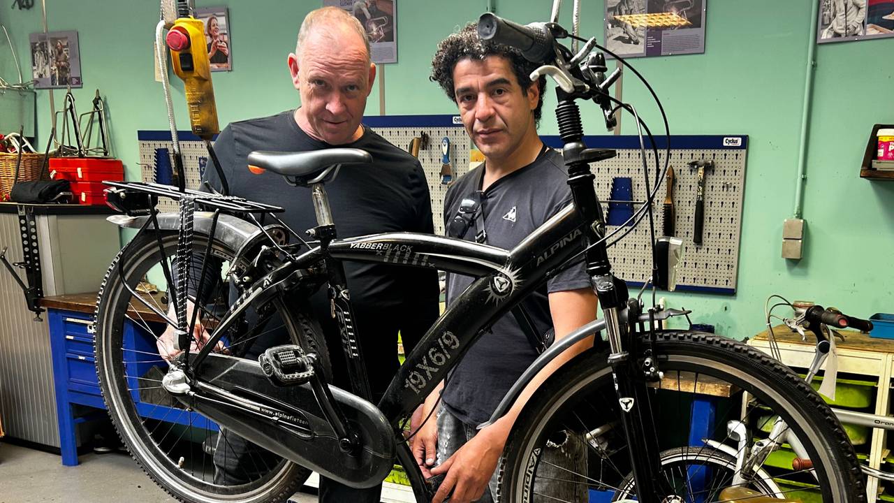 Fietsenmaker Twan (links) aan het werk met Appie (foto: Floor Foole).