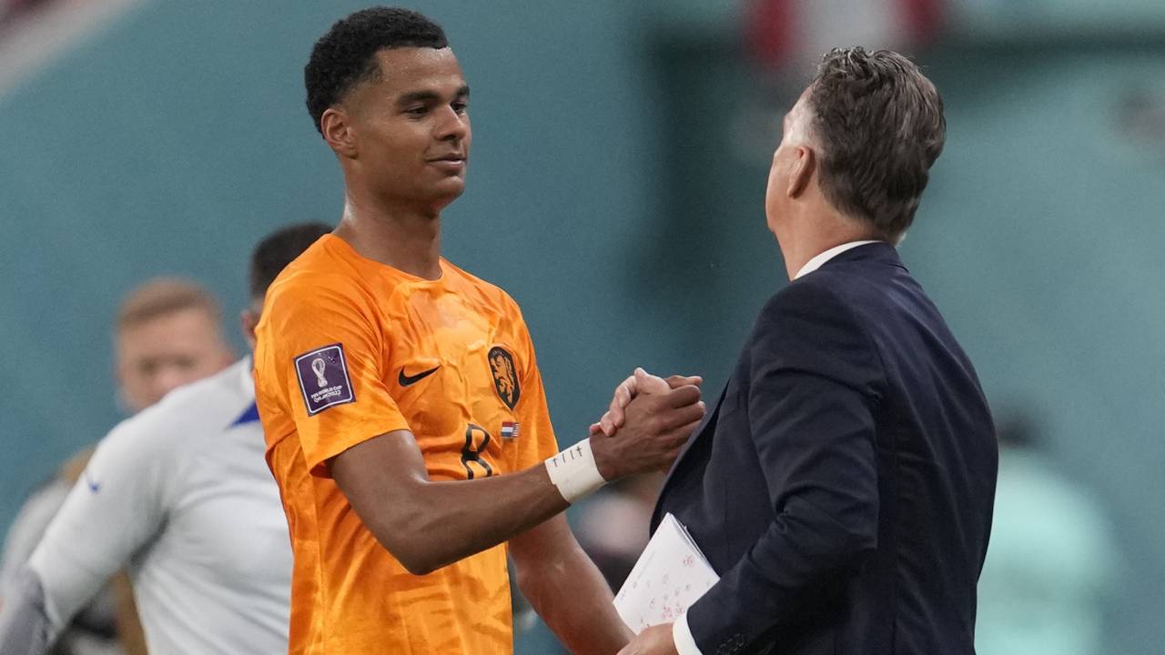 Cody Gakpo samen met bondscoach Louis van Gaal (foto: ANP).