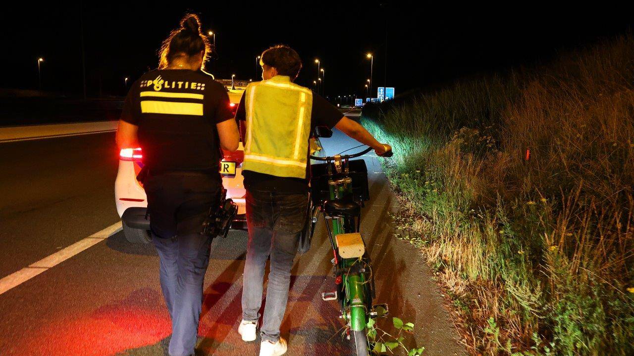 Agenten begeleidden de man naar de Rembrandtlaan in Vught (foto: Bart Meesters).