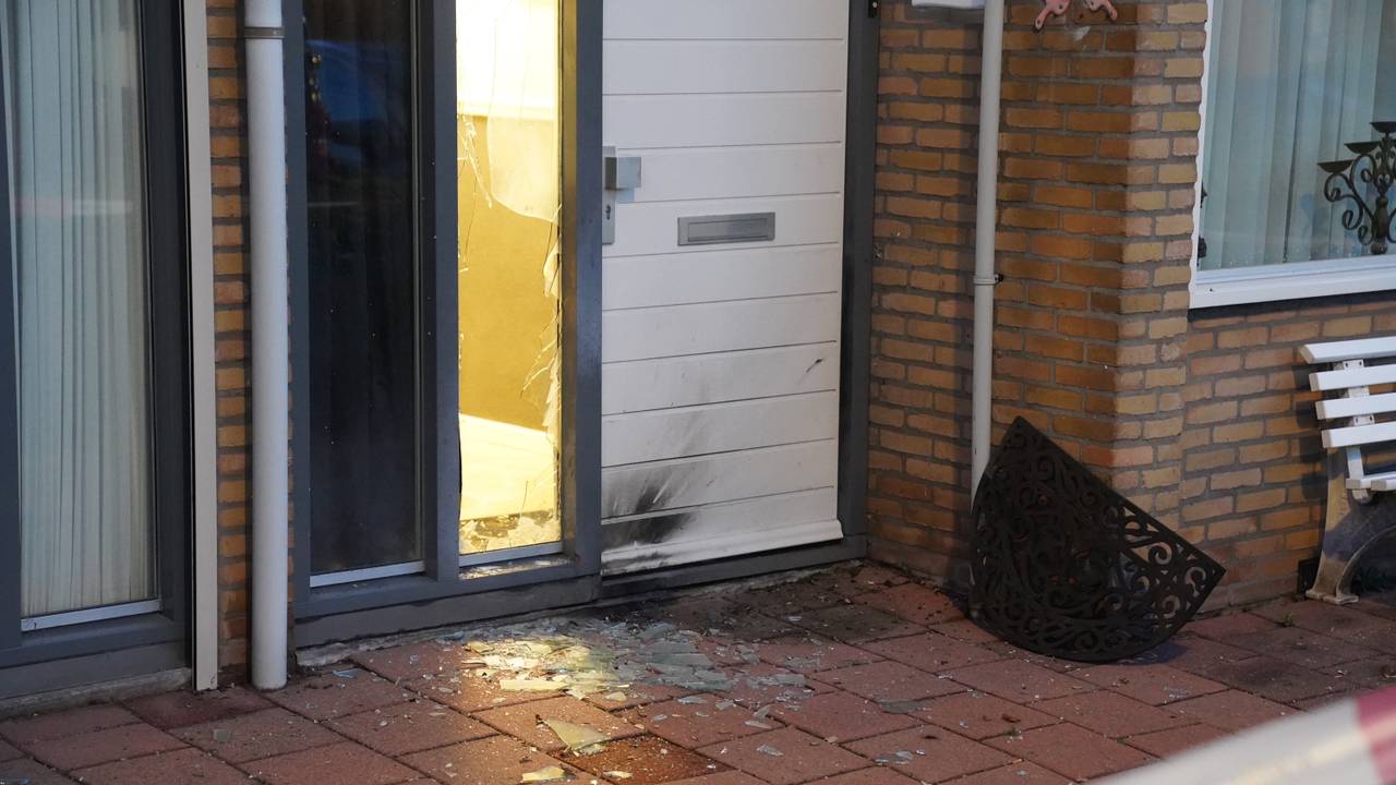 Glasscherven liggen op de grond in Den Bosch na een explosie (Foto: Bart Meesters / Persbureau Heitink).