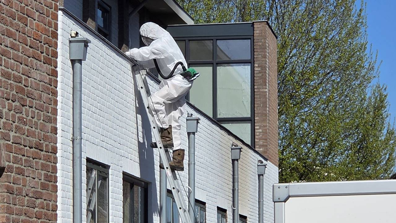 Asbest na schuurbrand in Waspik (foto: Noël van Hooft).