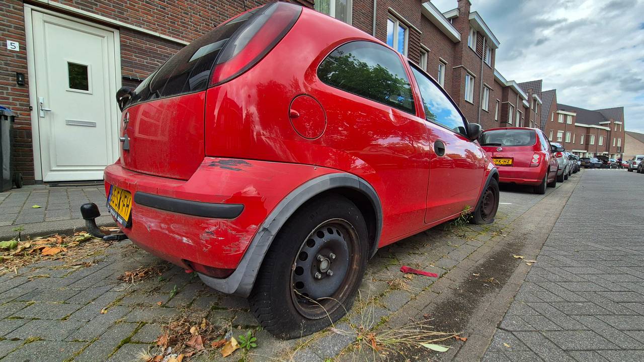 Rondom heeft een spookauto in Helmond schade en het onkruid heeft vrij spel (foto: Collin Beijk).