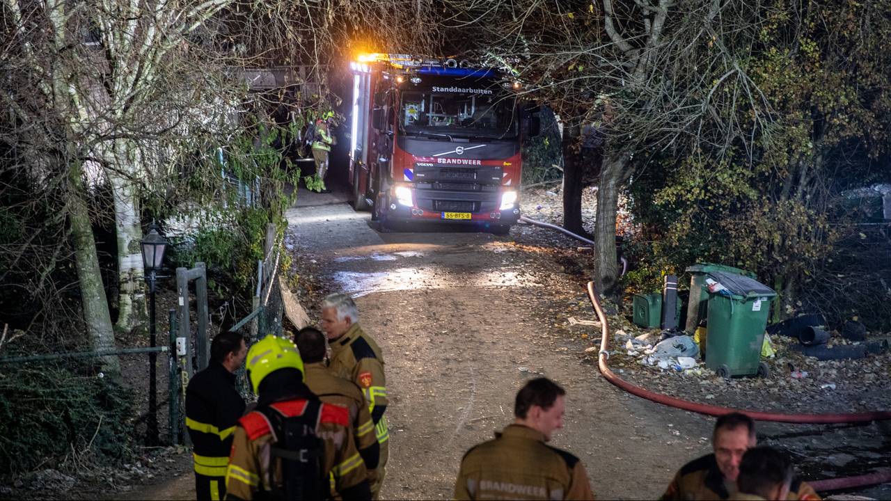 De brandweer had de brand aan de Molendijk in Standdaarbuiten snel onder controle (foto: Christian Traets/SQ Vision).