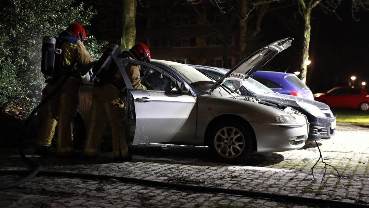 De brandweer bluste de auto in Best (foto: Sander van Gils/SQ Vision).