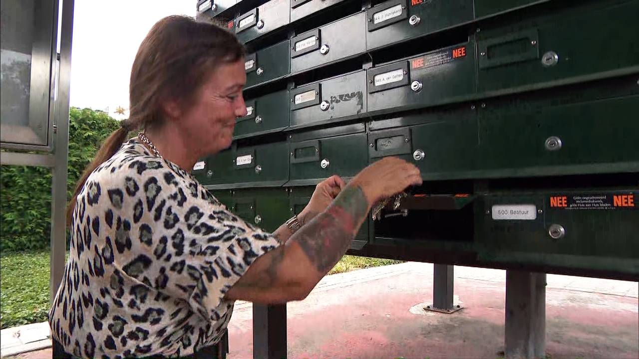 Wendy van der Zalm opent dinsdag eindelijk een lege brievenbus (foto: Omroep Brabant).