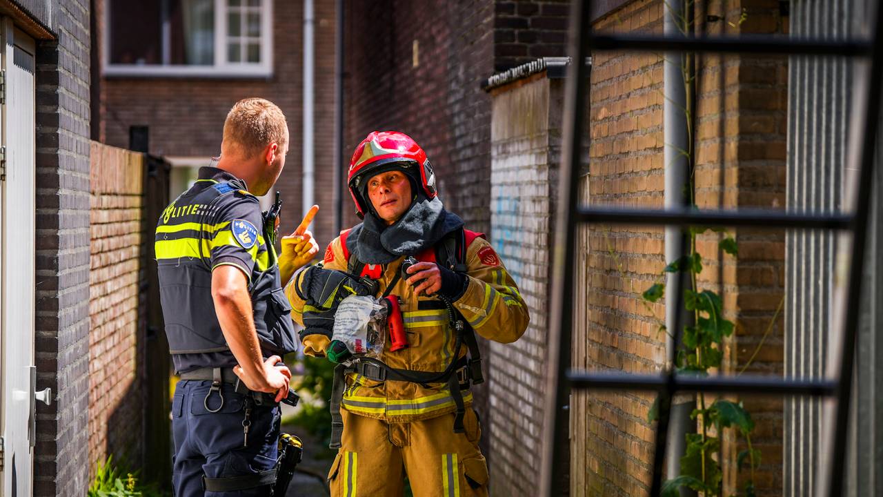 De brandweer had het vuur op het balkon snel onder controle (foto: SQ Vision).