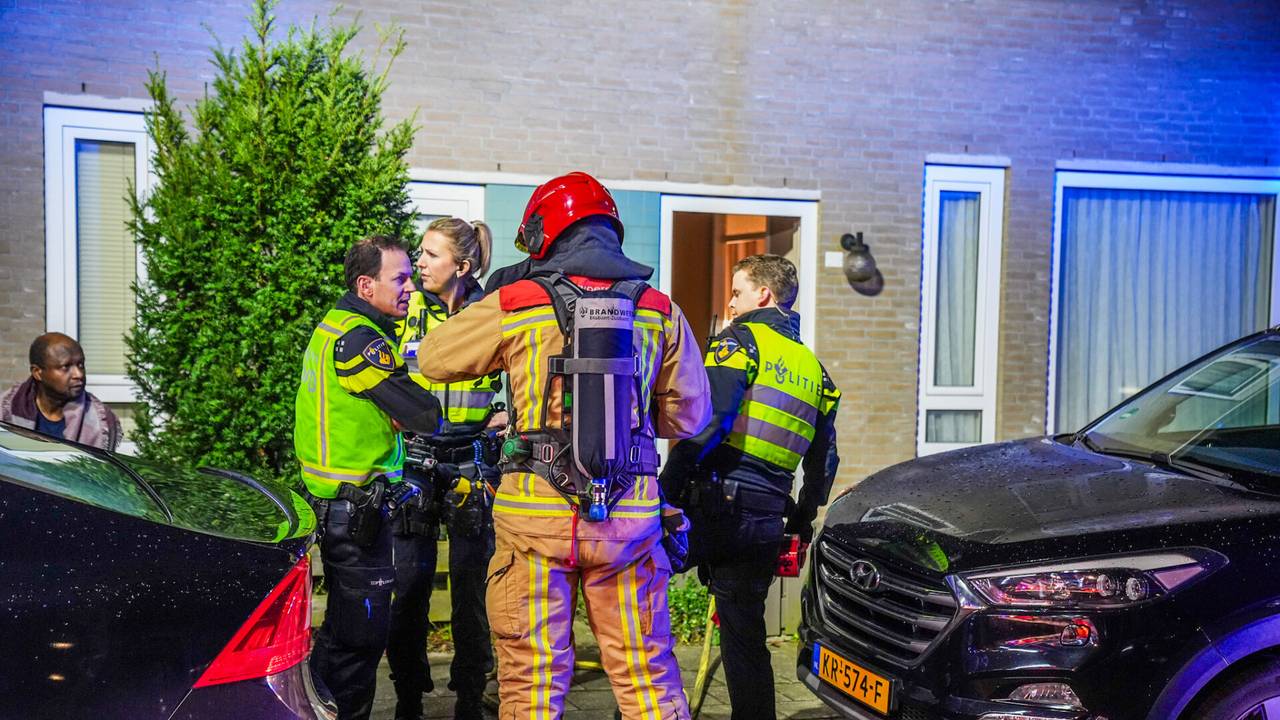 Het vuur woedde in een huis  aan de Ter Borghstraat in Geldrop (foto: Dave Hendriks/SQ Vision).