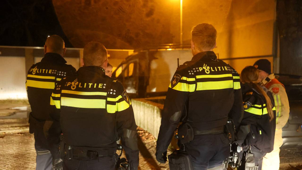 De politie doet onderzoek naar de brand aan de Urkhovenseweg in Eindhoven (foto: Arno van der Linden/SQ Vision).