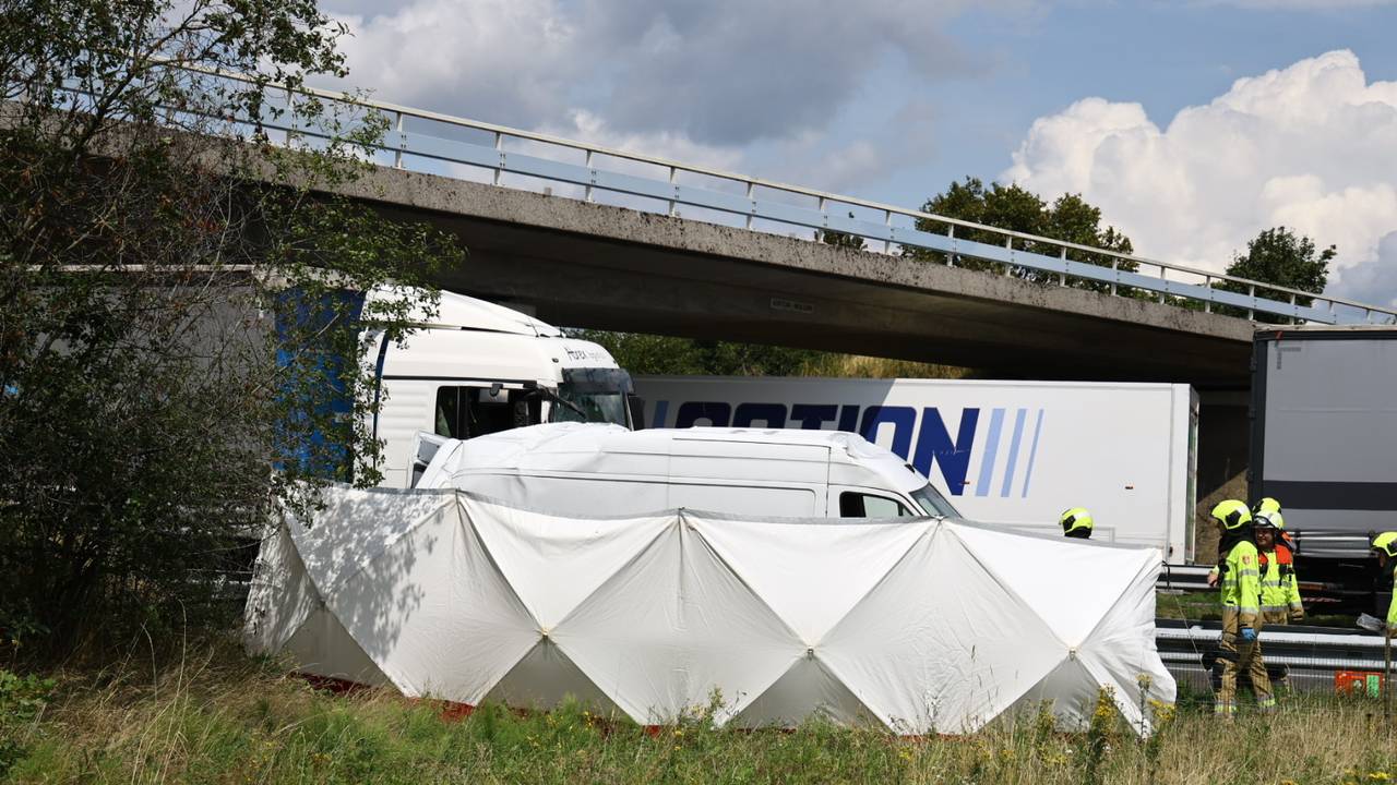 De plek van het ongeluk op de A73 werd afgeschermd (foto: Persbureau SK-Media/SQ Vision).