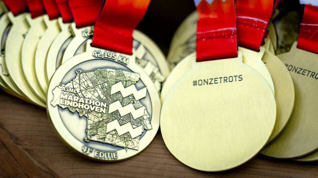 De medailles bij de ASML Marathon Eindhoven (foto: Marcel van Dorst, Eye4images).