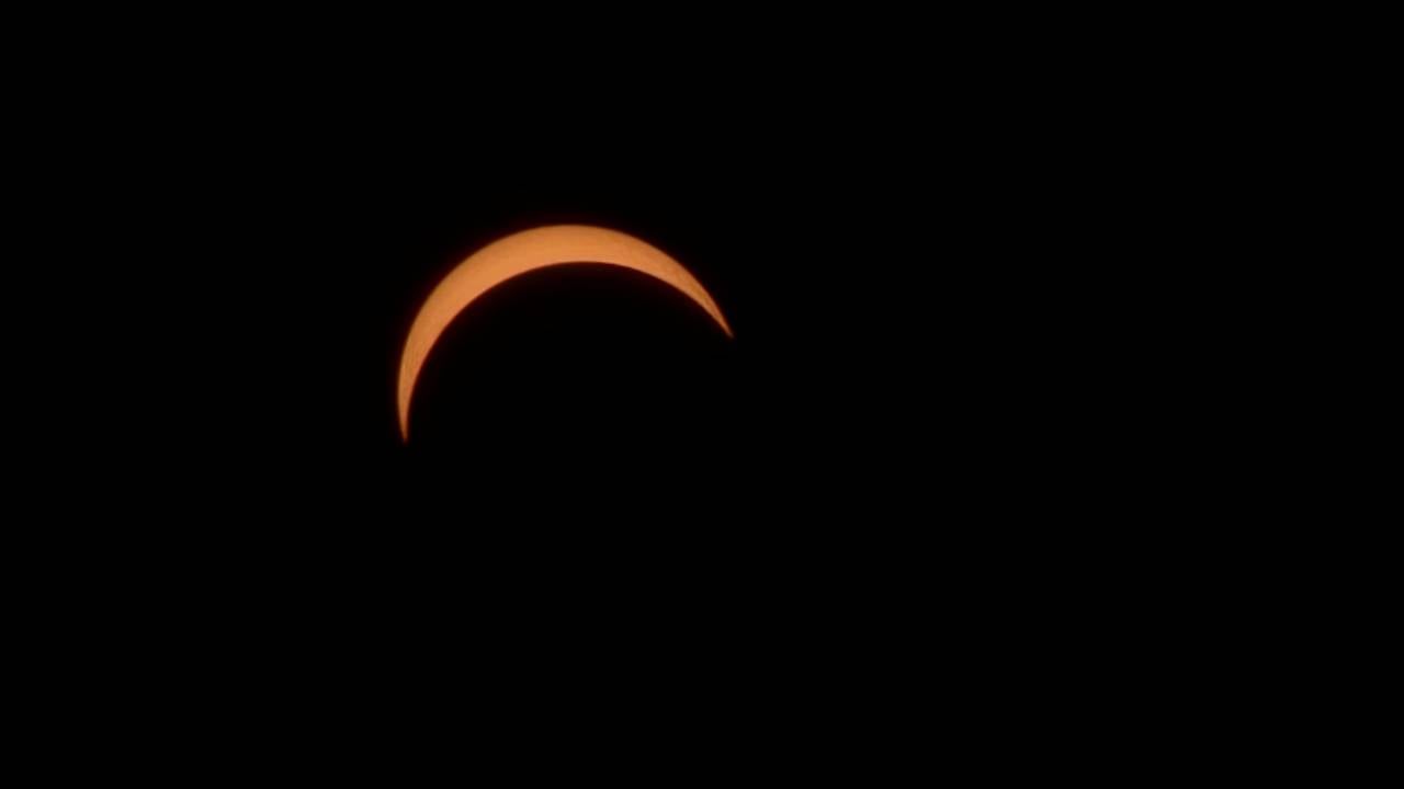 Nog maar een klein sikkeltje va de zon te zien (foto: Rob).