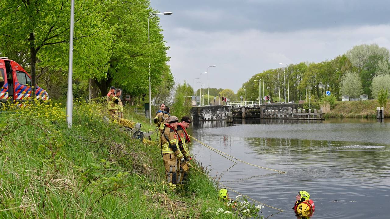 Vanaf de kant en in het water wordt gezocht (foto: Toby de Kort/SQ Vision).