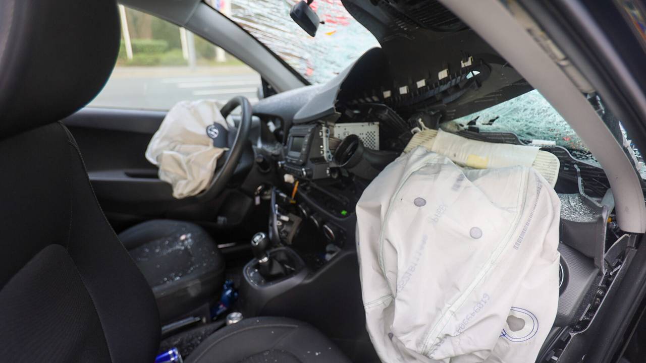 De vier mannen die in de auto zaten, raakten bij de botsing in de Eindhovense Insulindelaan gewond (foto: Arno van der Linden/SQ Vision).
