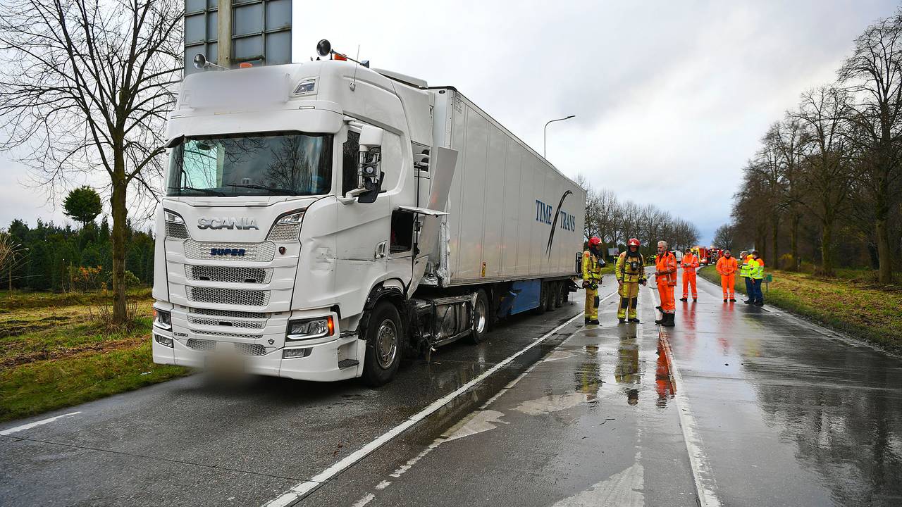 De weg was kletsnat door de lekkende vrachtwagen (foto: Rico Vogel/SQ Vision).