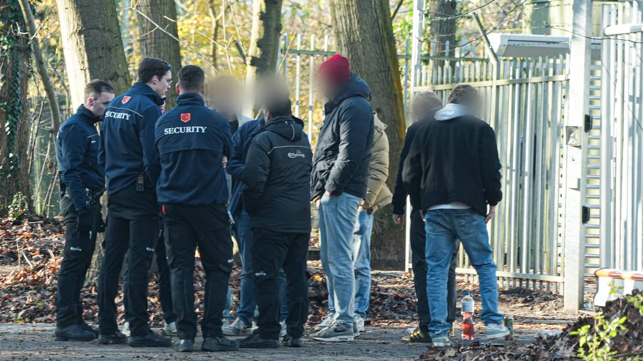 Een beveiligingsteam moest in actie komen na vervelend gedrag van jongeren (foto: Erik Haverhals/SQ Vision).