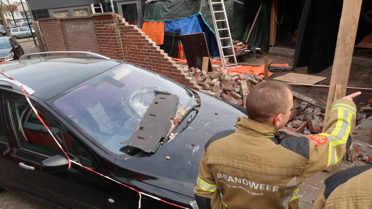 De wagen waarmee een vrouw een muurtje en een aanbouw ramde in Breda (foto: Perry Roovers/SQ Vision).