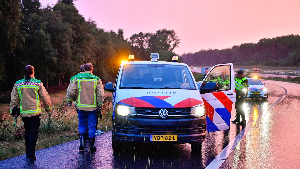 Het politieonderzoek op de afslag van de A67 nam uren in beslag (foto: Rico Vogels/SQ Vision).