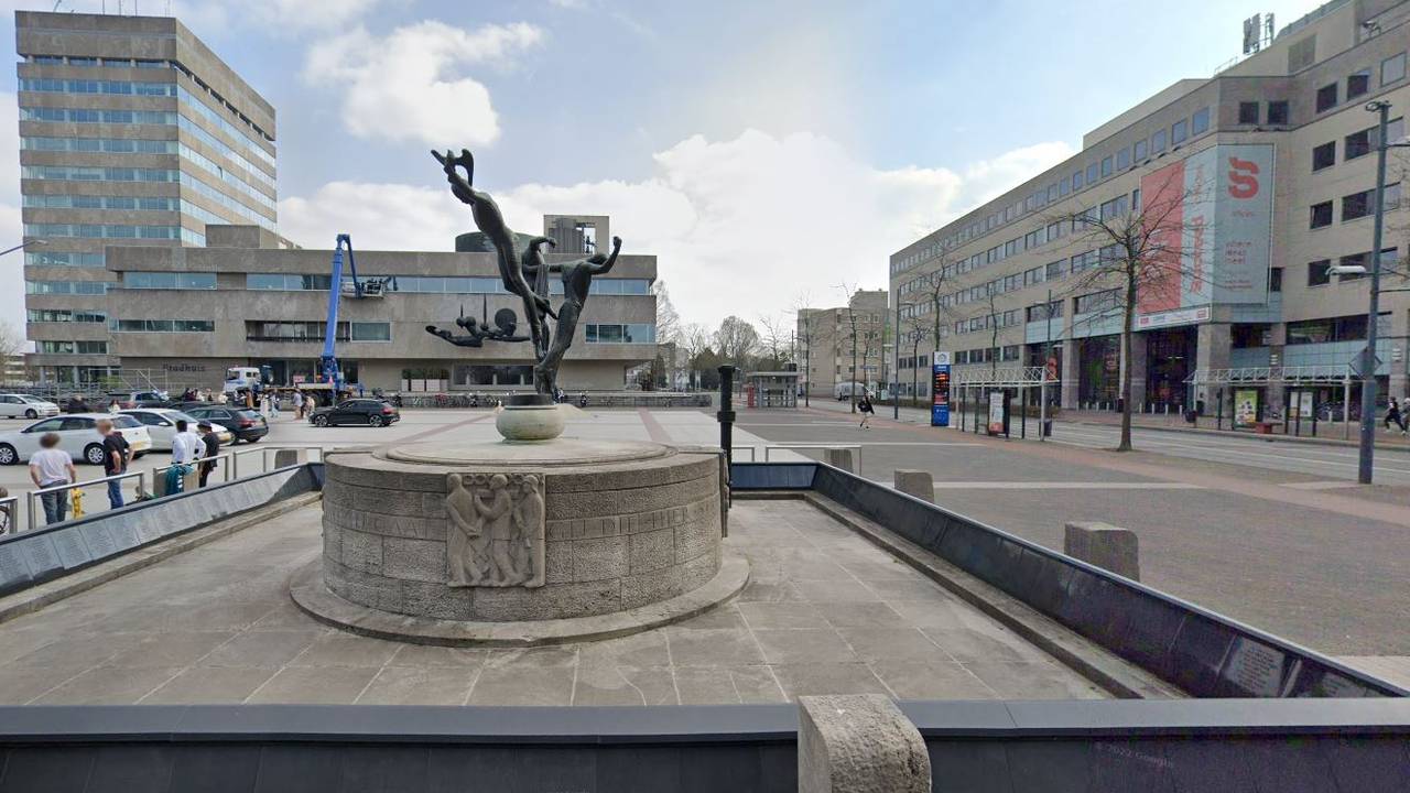 Het oorlogs- en bevrijdingsmonument op het Stadhuisplein in Eindhoven (afbeelding: Google Streetview).