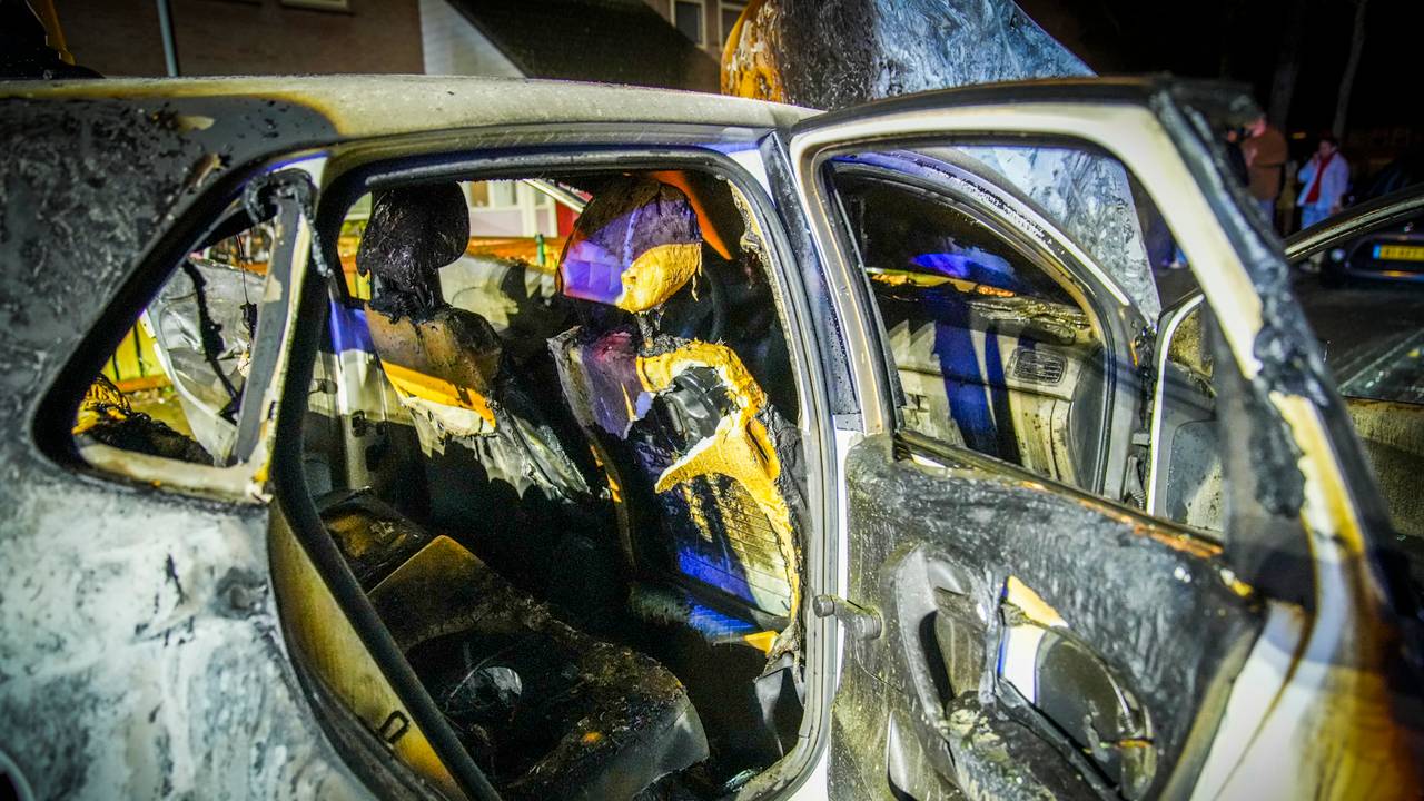 Van de auto aan het Hefveld in Eindhoven bleef weinig over (foto: SQ Vision).