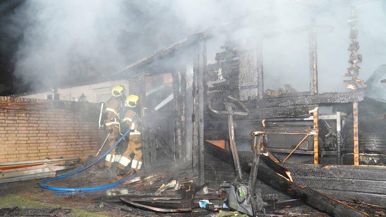 Het vuur brak uit in een schuur en sloeg over (foto: Bart Meesters).