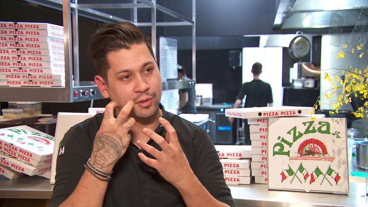 Jermain De Rozario is heel enthousiast over zijn sterrenpizza's.