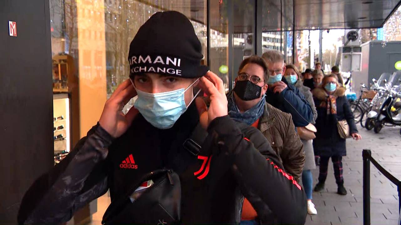 In de rij voor de winkel.