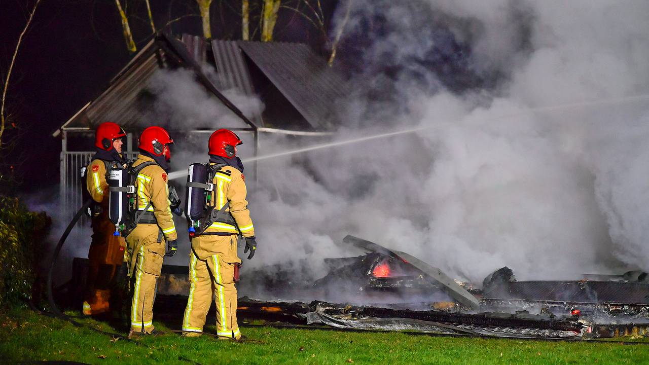 Van de chalets in Valkenswaard bleef weinig over (foto: Rico Vogels/SQ Vision).