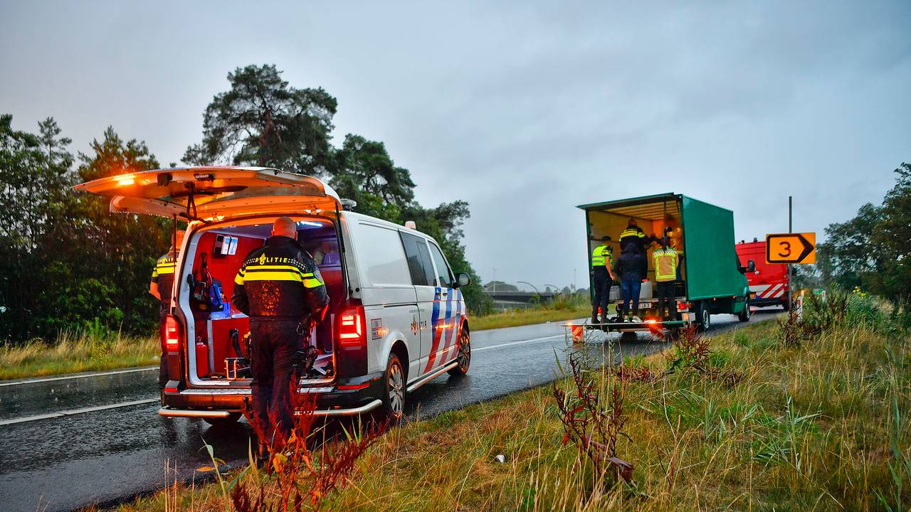 De politie was urenlang bezig met het transportbusje op de afslag Veldhoven van de A67 (foto: Rico Vogels/SQ Vision).