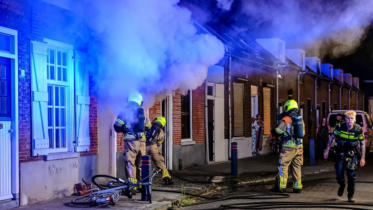 De brand in het huis aan de Wittebollenstraat in Tilburg brak rond elf uur vrijdagavond uit (foto: Jack Brekelmans/SQ Vision).