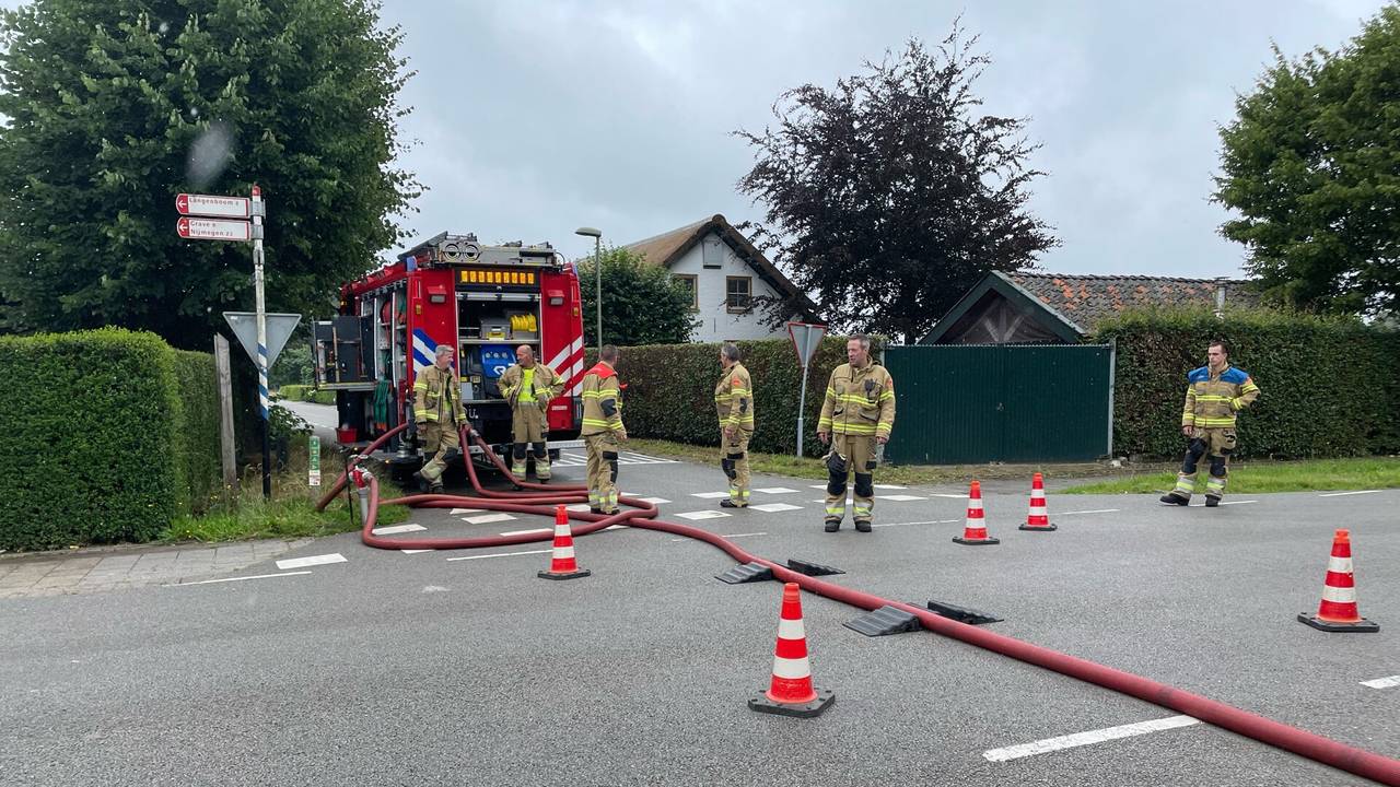 De brandweer bestrijdt het vuur aan de Langenboomseweg in Zeeland (foto; Marco van den Broek/SQ Vision).