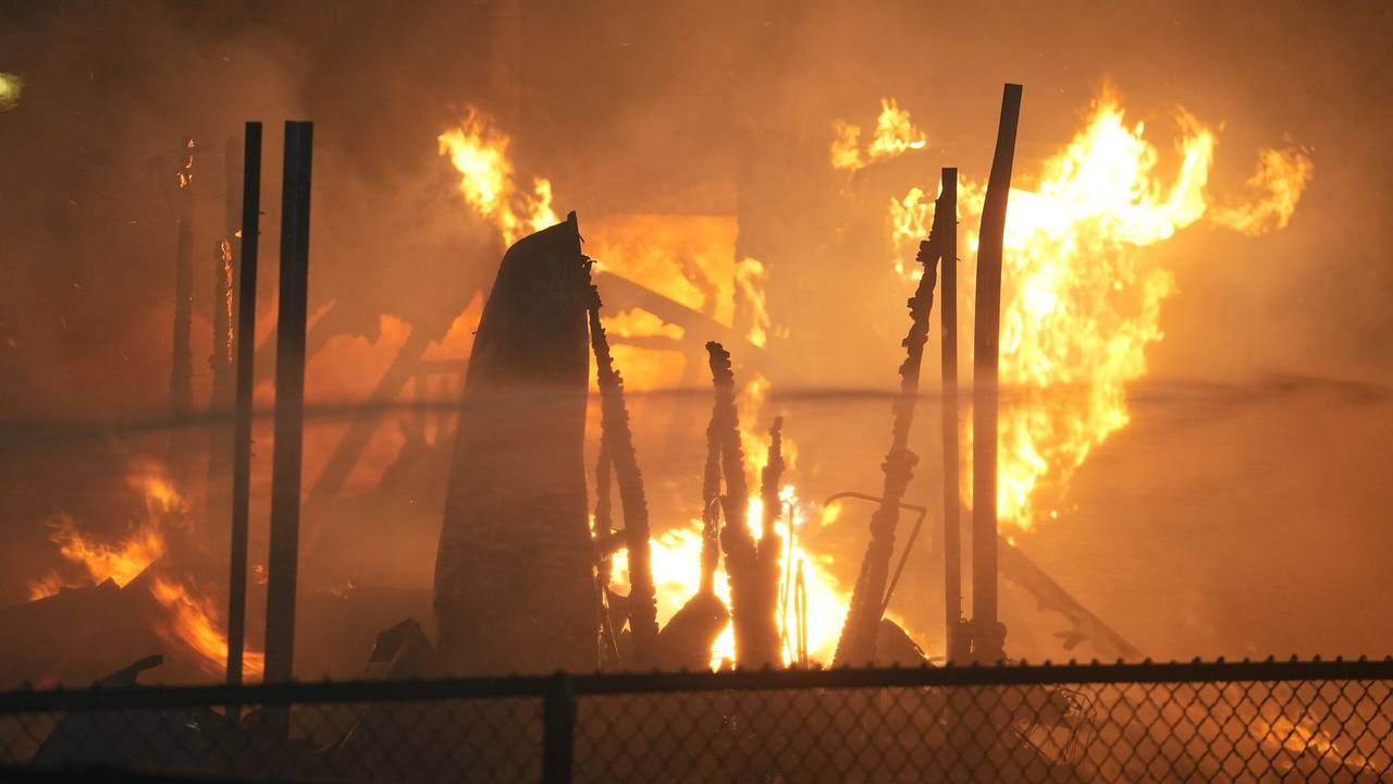 Er bleef weinig over van het brandende chalet in Soerendonk (foto: WdG/SQ Vision Mediaprodukties).