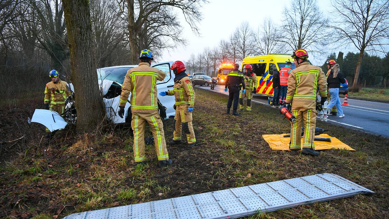 Bestelbusje tegen boom (foto: Rico Vogels/SQ Vision).