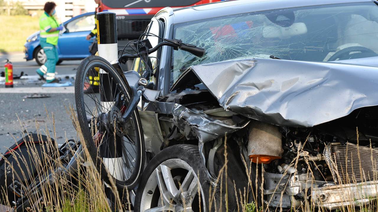 De fiets kwam klem te zitten tussen een auto en een verkeerslicht (Perry Roovers/SQ Vision).