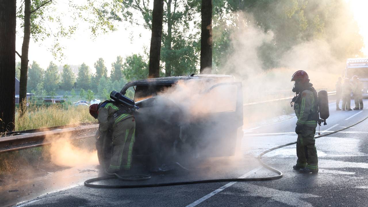 De brandweer bluste de bestelbus in Best (foto: Sander van Gils/SQ Vision).