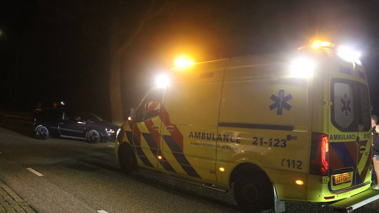 De bestuurder is nagekeken in de ambulance, maar hoefde niet naar een ziekenhuis gebracht te worden (foto: Kevin Kanters/SQ Vision).