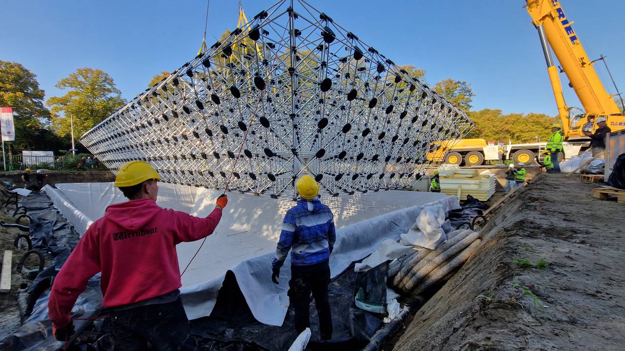 Het frame wordt in de grond gehesen (foto: Noël van Hooft)