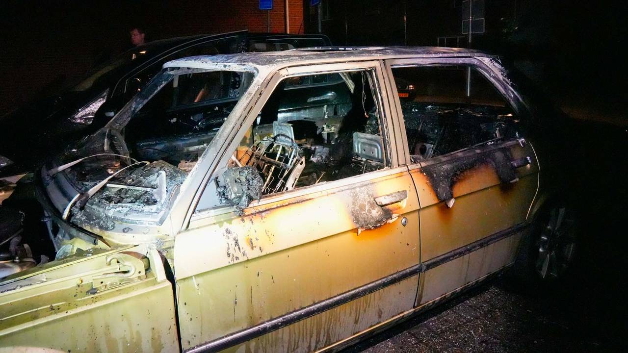 Van de auto aan de Zuiderstraat in Helmond bleef na de brand weinig over (foto: Harrie Grijseels/SQ Vision).