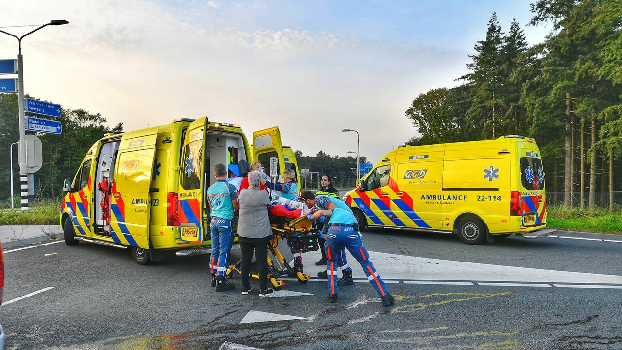 Drie gewonden werden naar een ziekenhuis gebracht (foto: Rico Vogels/SQ Vision).