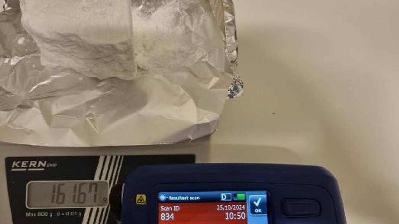 In het voertuig lag ook een hoeveelheid cocaïne (foto: Instagram wijkagenten Eindhoven Gestel).