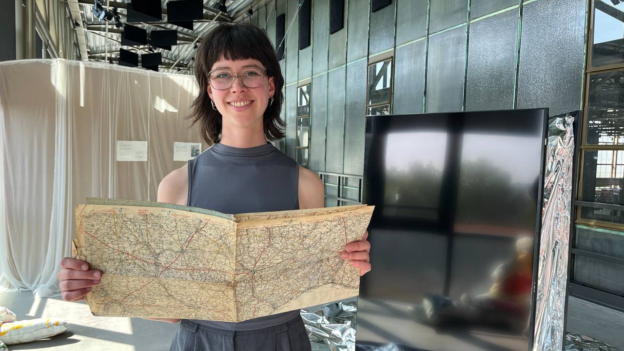 Floor met de landkaart van haar opa (foto: Floortje Steigenga).