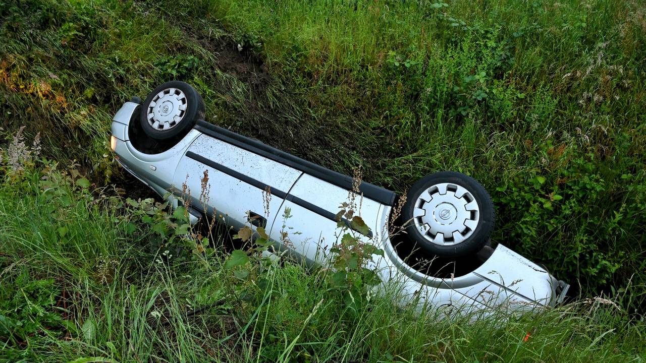 De auto belandde in een greppel naast de Bedrijfsweg in Oisterwijk (foto: Toby de Kort/SQ Vision).